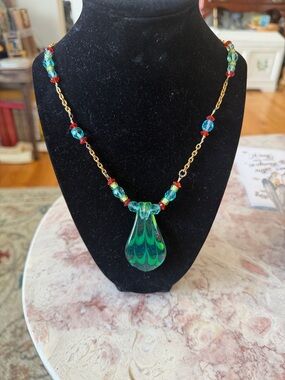 EUC~Vintage Woman’s Green/Gold Teardrop Glass Pendant Necklace W/Toggle Closure